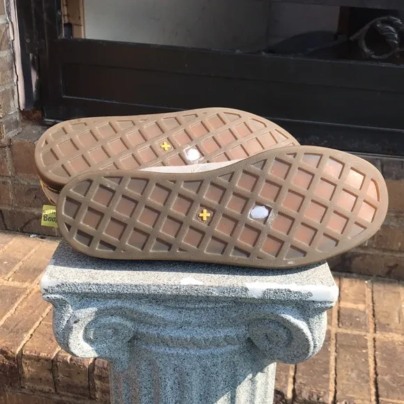 🛍️ DR MARTENS Gray Yellow Sneakers
