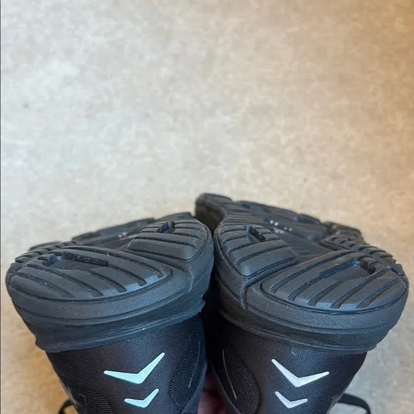 🥝 HOKA Black Arahi 6 Running Shoes