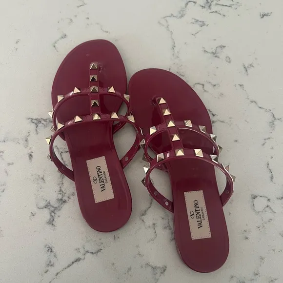 - Valentino Garavani PVC Jelly Rockstud Caged Flat Thong Sandals 35 Blossom