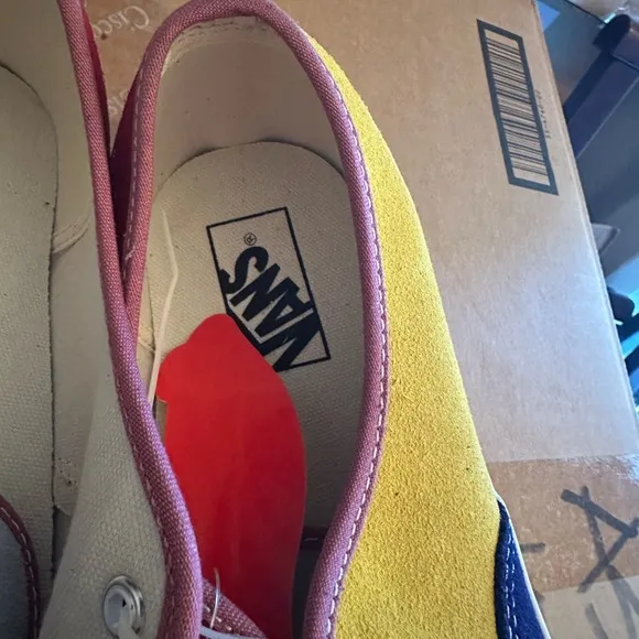 #39❤️ Vans® Unisex Authentic Lace-Up Sneakers in Colorblock Suede and Canvas