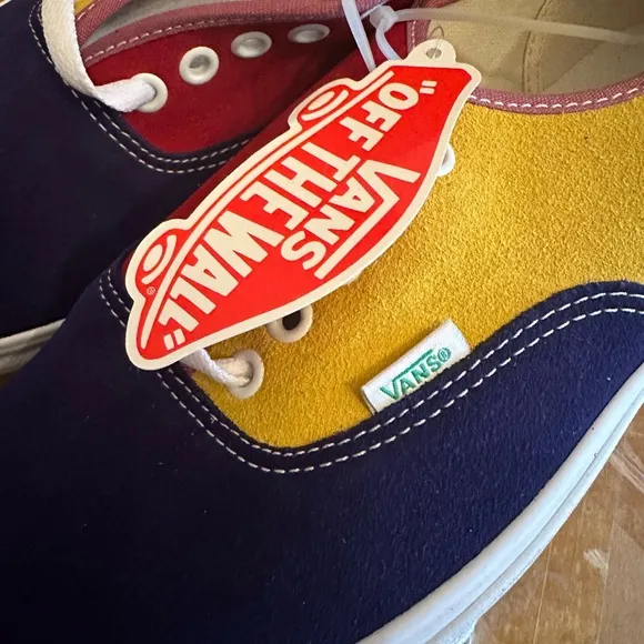 #39❤️ Vans® Unisex Authentic Lace-Up Sneakers in Colorblock Suede and Canvas