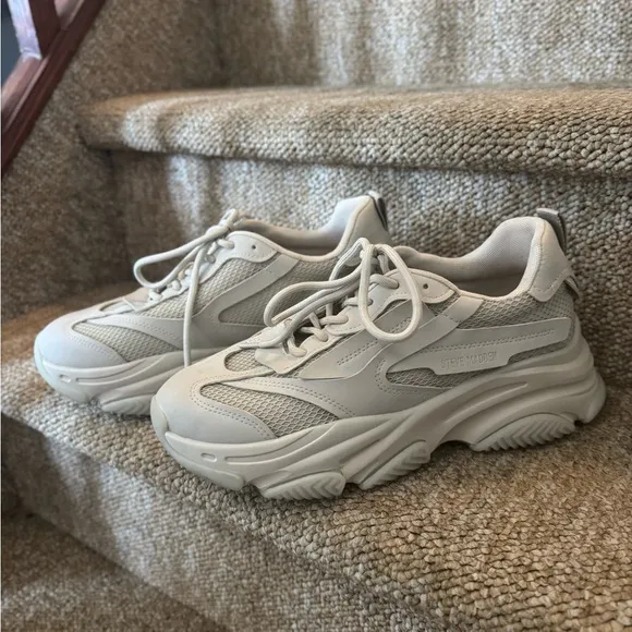 9.5 Steve Madden posess sneakers