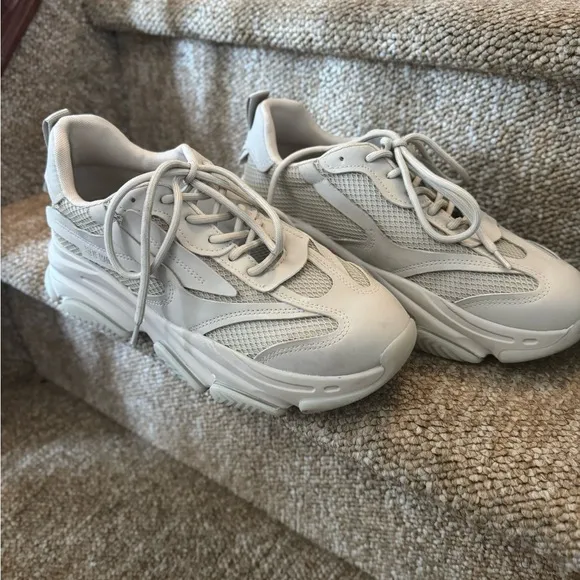 9.5 Steve Madden posess sneakers