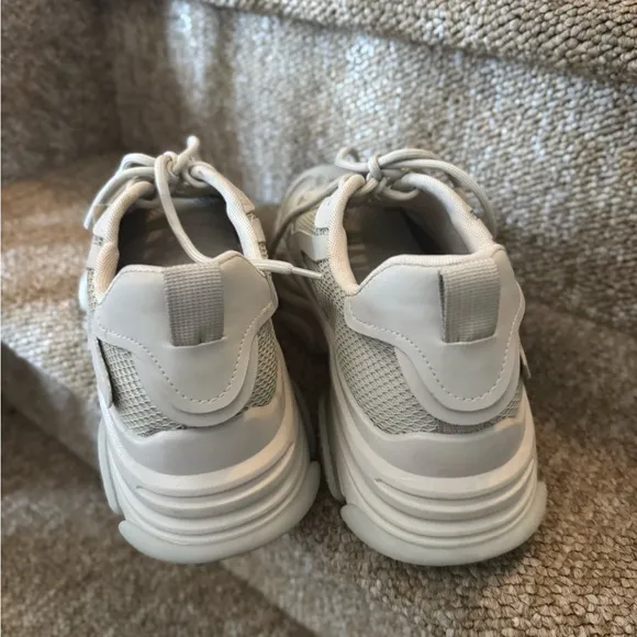 9.5 Steve Madden posess sneakers