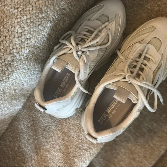 9.5 Steve Madden posess sneakers