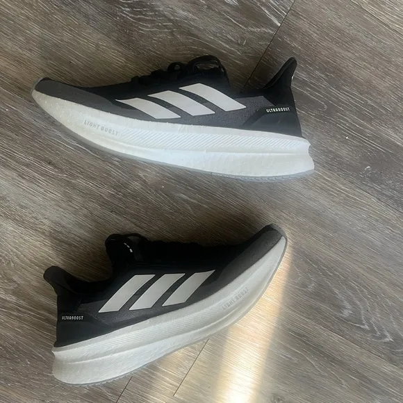Addidas ultraboost 5.0 light boost men’s size 6 or women’s size 7.5 sneakers