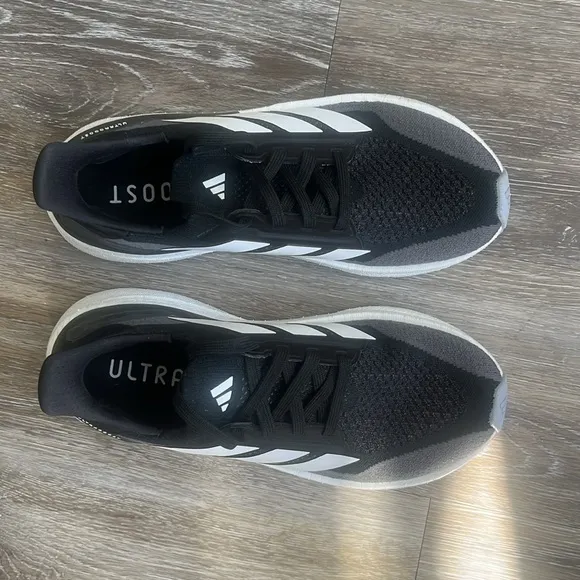 Addidas ultraboost 5.0 light boost men’s size 6 or women’s size 7.5 sneakers
