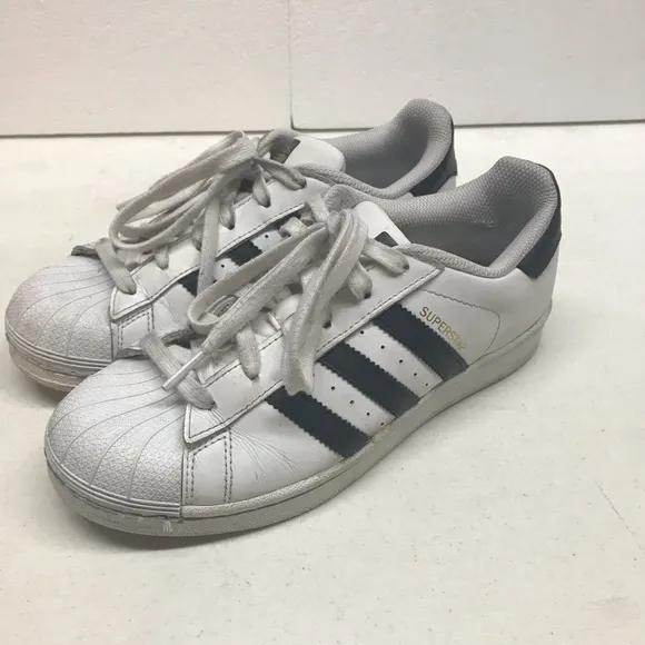 ADIDAS | Big Kids Unisex White &amp;  Black Original Superstar Sneakers Size 6