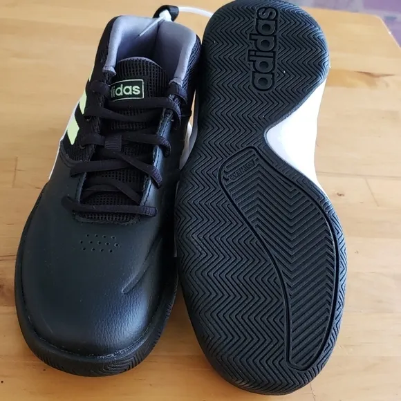 ADIDAS Boys Sneakers size 4