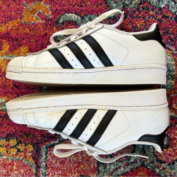 Adidas | Kid’s unisex white Superstar lace up sneakers, 3 black stripes, sz 5.5