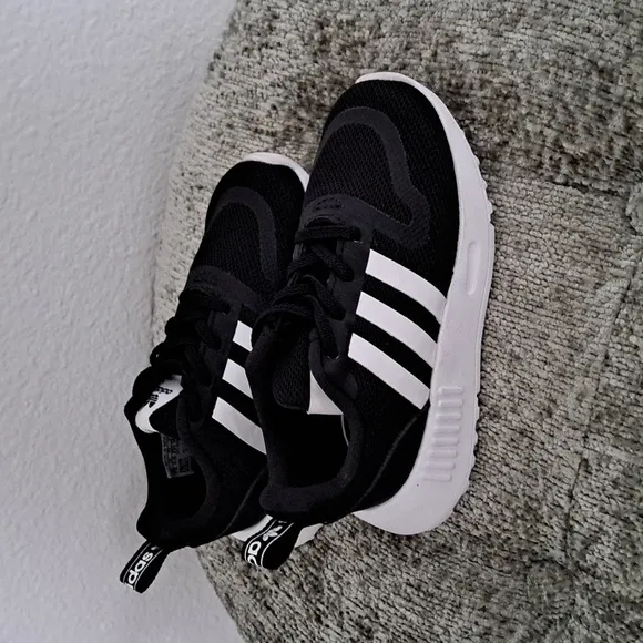 Adidas original boys sneakers size 7k