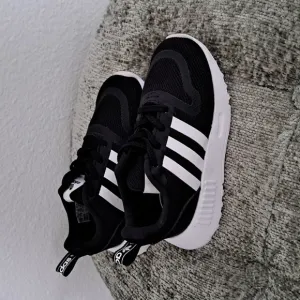Adidas original boys sneakers size 7k