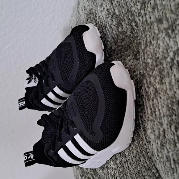 Adidas original boys sneakers size 7k