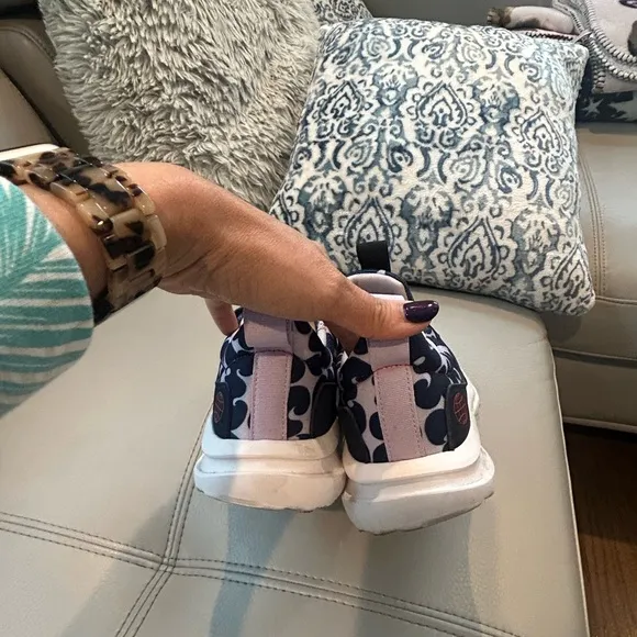 ✨Adidas Sneakers Unisex Size 4 (Women’s 6)