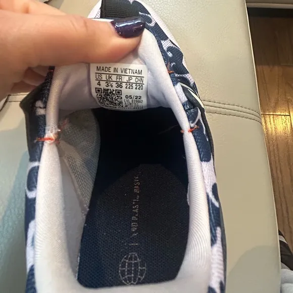 ✨Adidas Sneakers Unisex Size 4 (Women’s 6)