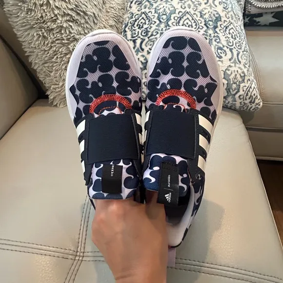 ✨Adidas Sneakers Unisex Size 4 (Women’s 6)