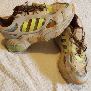 Adidas sneakers / unisex