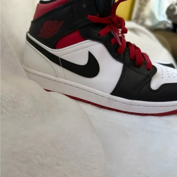 Air Jordan 1 MID ( unisex ) men’s 8.5 / women’s 10  red / white / black