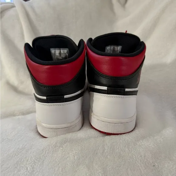 Air Jordan 1 MID ( unisex ) men’s 8.5 / women’s 10  red / white / black