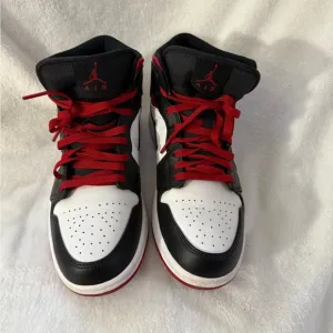 Air Jordan 1 MID ( unisex ) men’s 8.5 / women’s 10  red / white / black