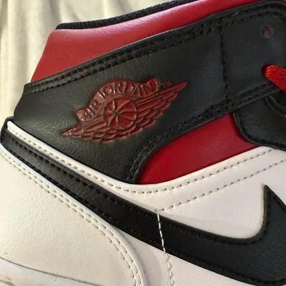 Air Jordan 1 MID ( unisex ) men’s 8.5 / women’s 10  red / white / black