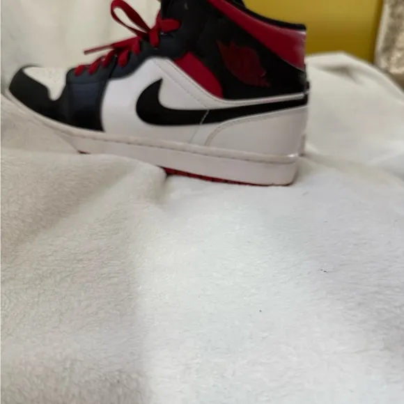Air Jordan 1 MID ( unisex ) men’s 8.5 / women’s 10  red / white / black
