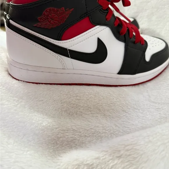 Air Jordan 1 MID ( unisex ) men’s 8.5 / women’s 10  red / white / black