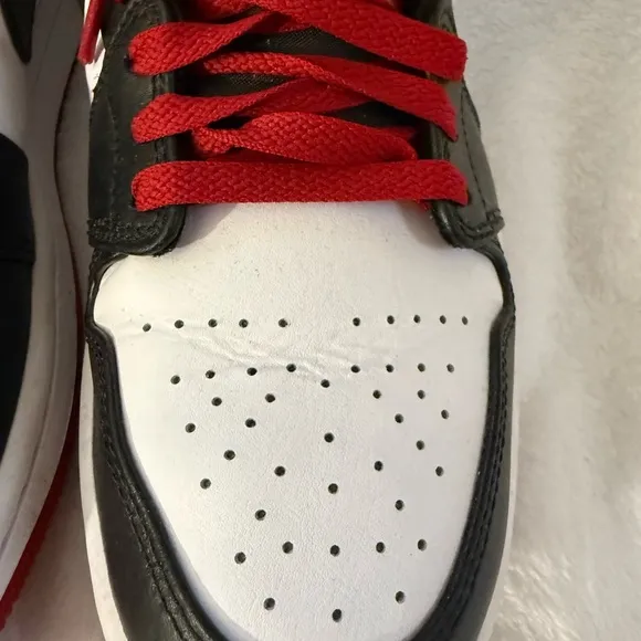 Air Jordan 1 MID ( unisex ) men’s 8.5 / women’s 10  red / white / black