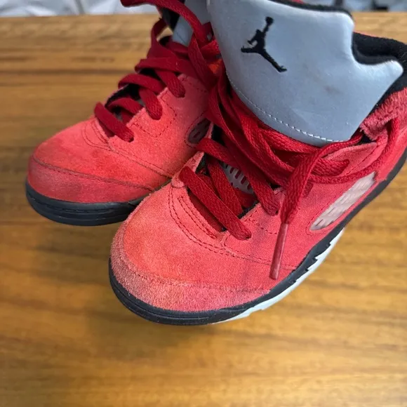 Air Jordan 6 Retro kid’s sneakers size 10c