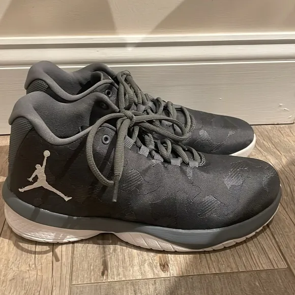 Air Jordan sneakers gray only worn a few times men’s size 8