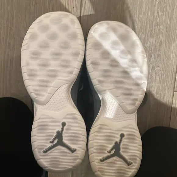 Air Jordan sneakers gray only worn a few times men’s size 8
