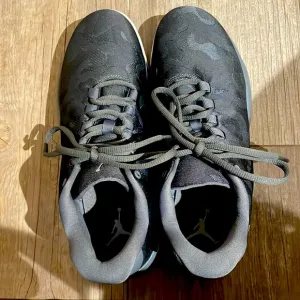 Air Jordan sneakers gray only worn a few times men’s size 8