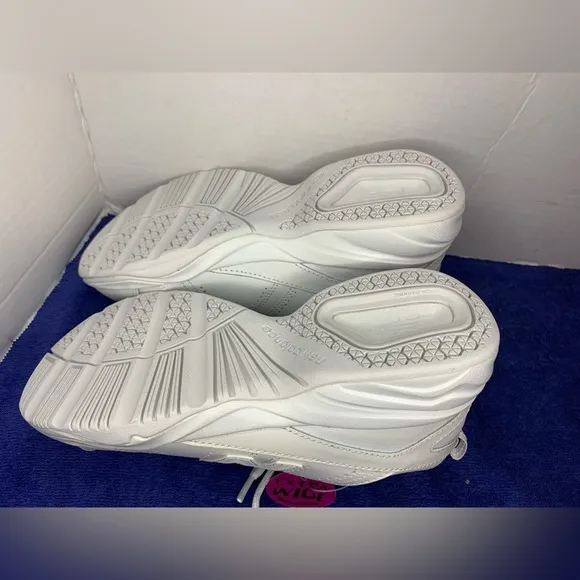 All White Sneakers New Balance Leather Lace School Sneakers Girls Kids Size 3.5