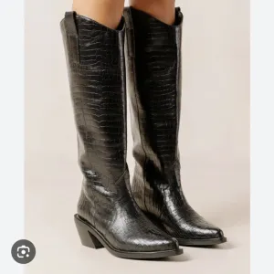 Alohas Mount Black Croc-Embossed cowboy Knee-High Boots