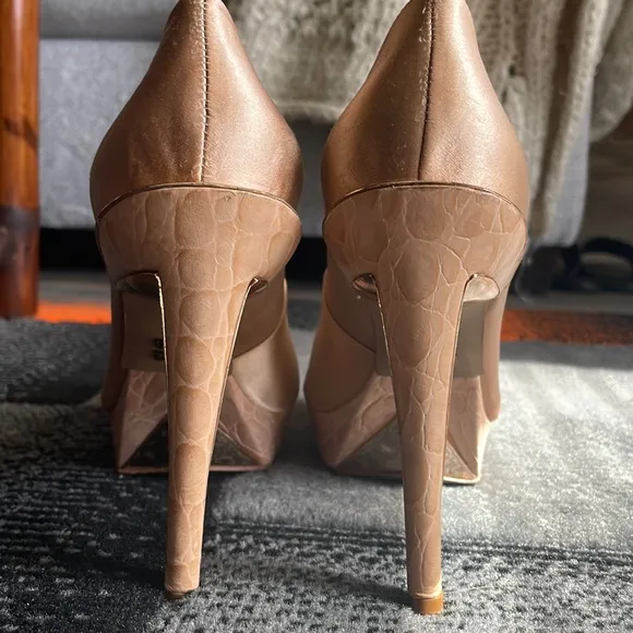 Authentic HERVE LEDGER   Heels Size 39 . Fits 8 half Excellent
