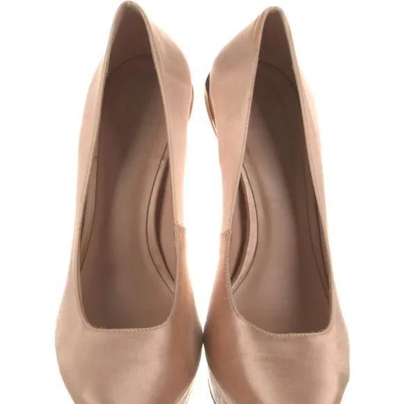 Authentic HERVE LEDGER   Heels Size 39 . Fits 8 half Excellent