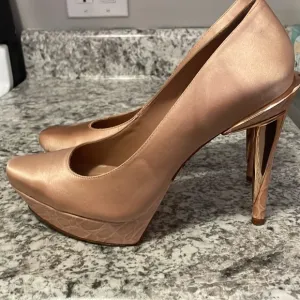 Authentic HERVE LEDGER   Heels Size 39 . Fits 8 half Excellent