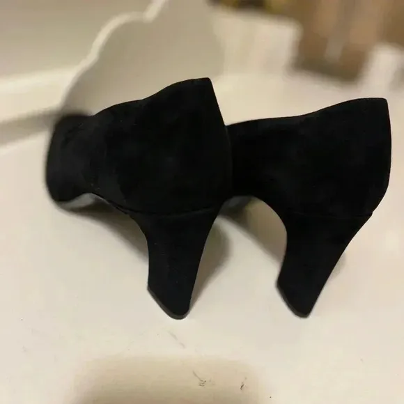 Bally  heels beautiful dark Black seude leather with thick heels