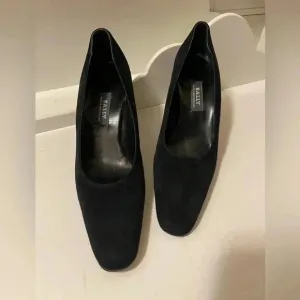 Bally  heels beautiful dark Black seude leather with thick heels