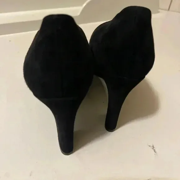Bally  heels beautiful dark Black seude leather with thick heels