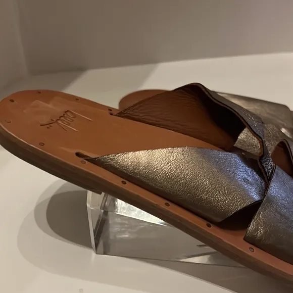 Beek Pigeon Criss  cross sandals