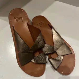 Beek Pigeon Criss  cross sandals
