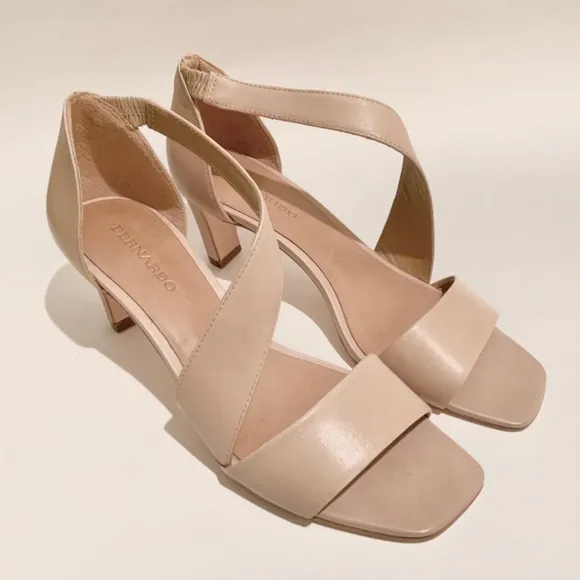 Bernardo Women’s Camille Blush Nude Leather Mid Heel Sandals Fashion Pumps 7.5