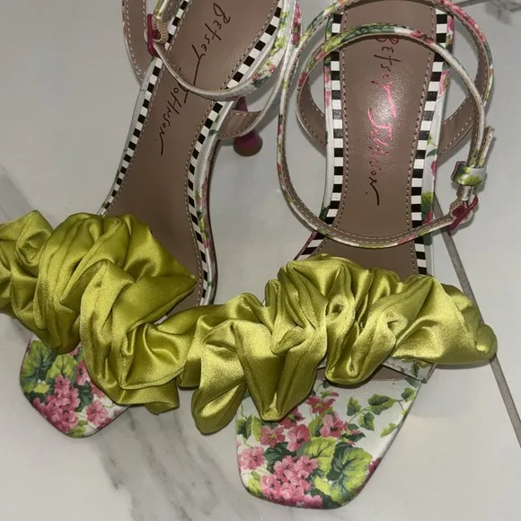 Betsey Johnson Pink/Green Elmira Ruffled Floral Sandals Sz 7.5 NWT