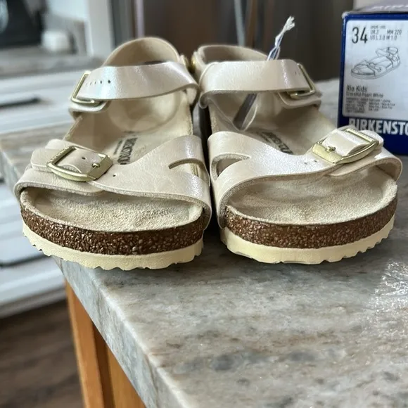 Birkenstock NWT and box Rio kids sandals size34 champagne color gold buckles