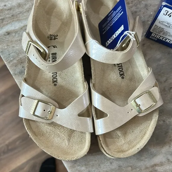 Birkenstock NWT and box Rio kids sandals size34 champagne color gold buckles