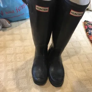 Black hunter boots