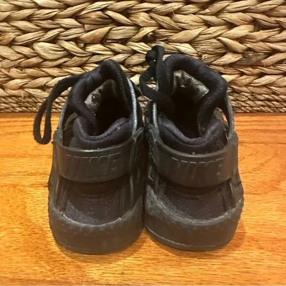 Black Nike huarache sneakers sz 11.5 c Black Nike Sneakers Toddler 11.5