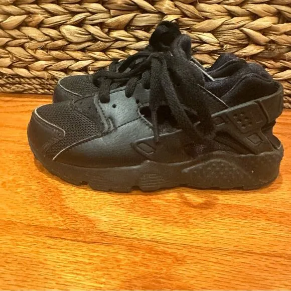 Black Nike huarache sneakers sz 11.5 c Black Nike Sneakers Toddler 11.5