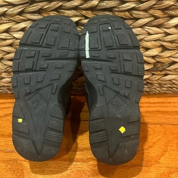 Black Nike huarache sneakers sz 11.5 c Black Nike Sneakers Toddler 11.5